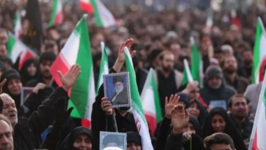 Vrasja e Khameneit, kryeparlamentari iranian kërcënon: Do të luteni për mëshirë! Mediat vendase mbushin ekranet me njerëz që vajtojnë ajatollahun