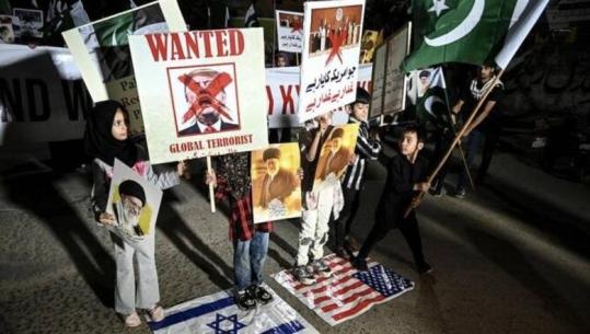 Pakistan, protestuesit sulmojnë konsullatën amerikane në Karachi