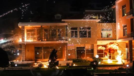 U sulmuan me molotovë nga protestuesit e PD në ‘Vilën 31’, artistët e huaj për Report TV: Jemi të traumatizuar