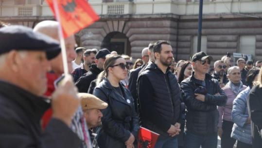 ‘Shqipëria Bëhet’ protestë para Kryeministrisë, Lapaj: Të vendoset Referendumi me ligj, populli duhet të ketë në dorë fjalën e fundit nëse kryeministri çmendet