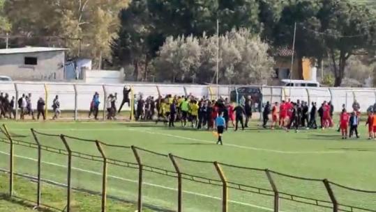 Dhunë në Kategorinë e Dytë mes Delvinës dhe Partizanit B, tifozët kapërcejnë rrethimin dhe futen në fushë