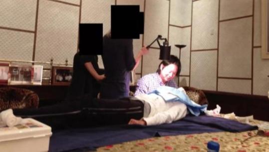 Dosja Epstein/ Del fotoja e një kirurgu që operon një vajzë mbi tavolinën e ngrënies! ‘Skuadra’ e mjekëve (bashkëpunues) të financierit pedofil