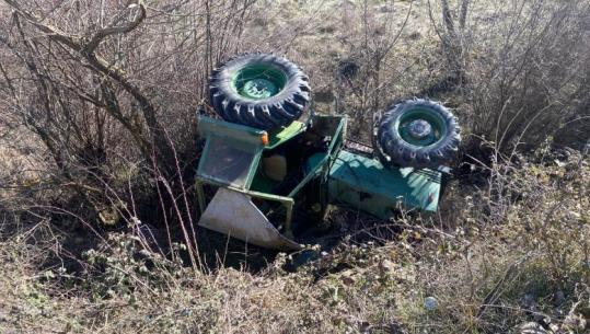 Humbi kontrollin e traktorit dhe doli jashtë rruge, përfundon në spital 40 vjeçari nga Erseka