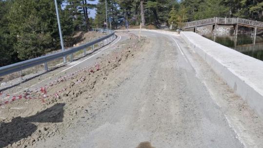 Dëmtimi i aksit pranë liqenit të Gjinarit, bashkia e Elbasanit: Rrëshqitja si pasojë e erozionit! Është bërë mbushja e çarjes që ka pësuar pjesa fundore e rrugës