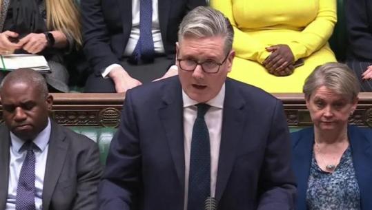 Kryeministri Starmer i palëkundur nga kritikat e Trump: Mbretëria e Bashkuar nuk do t’u bashkohet sulmeve amerikano-izraelite