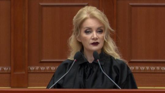 ‘Molotovët te Vila 31 rrezikuan jetët e artistëve’- Luarasi në Kuvend: Pamjet me flakë në zemër të Tiranës, largojnë turistët nga Shqipëria