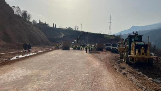 Merr ‘frymë’ juglindja, rikthehet qarkullimi i rrugës Librazhd-Prrenjas pas 11 ditësh bllokim 