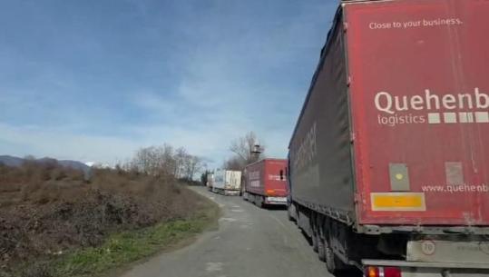 Fluks kamionësh në doganën e Bllatës, shoferët kërkojnë përshpejtim të procedurave dhe shtim të sporteleve 