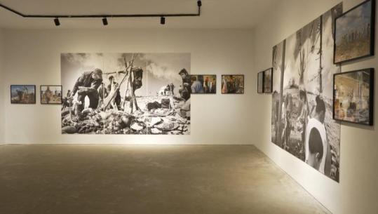 “Le të fillojë gjuetia”, ekspozita e Albes Fushës, 20 vite “objektiv” i pelegrinazhit!  