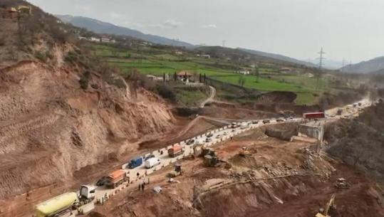 PAMJE ME DRON/ Merr ‘frymë’ juglindja, rikthehet qarkullimi i rrugës Librazhd-Prrenjas pas 11 ditësh bllokim! Kreu i ARRSH: Hapet aksi provizor, minimalisht 2 muaj për rrugën alternative