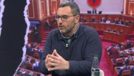 Deputeti i Lëvizjes Bashkë u ‘kap mat’ duke luajtur Shah në Kuvend, Arlind Qori për Report TV: Po të isha në vendin e tij, do kisha marrë edhe një libër me vete