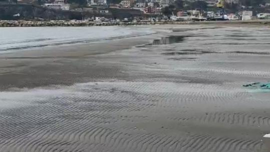 Pas Vlorës, zbaticë edhe në brigjet e Shëngjinit! Deti tërhiqet rreth 20 metra në zonën qendrore të plazhit