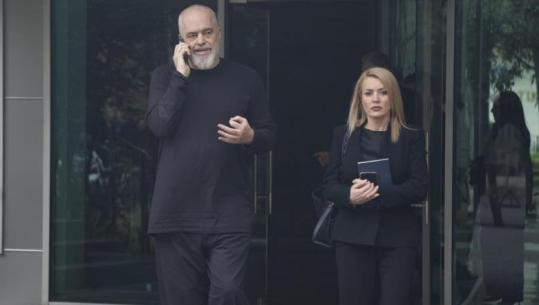 ‘Me këmbë e duar’ gjatë telefonatës, Rama del i nervozuar nga mbledhja me deputetët e Tiranës (VIDEO)