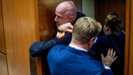 ‘Askush s’do të luftojë për Izraelin!’ Protestoi në mbledhje, senatori amerikan ndihmon rojet të nxjerrin ish-marinsin me forcë nga salla