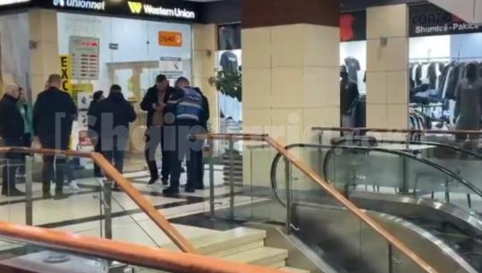Grabitet me armë pika e këmbimit valutor brenda qendrës tregtare te ‘5 Maji’, autori largohet me një shumë parash (VIDEO)