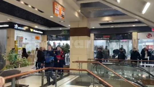 Grabitet me armë pika e këmbimit valutor brenda qendrës tregtare te ‘5 Maji’, autori largohet me një shumë parash