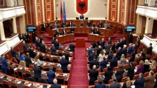 Seanca nis me 1 minutë heshtje për Adem Jasharin dhe ish-deputetin Tomor Dosti