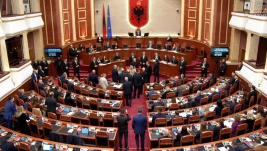 LIVE TV - Kuvend/ Pritet votëbesimi i ministrave të rinj, opozita bllokon Foltoren! Sherr edhe për imunitetin e Ballukut