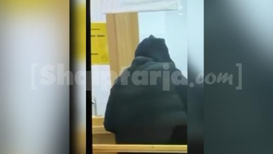 Grabiti pikën e këmbimit valutor te '5 Maji', arrestohet pas 6 orësh 42-vjeçari (EMRI)