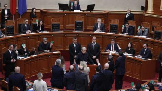 LIVE - Kuvend/ Koçiu dhe ministrat e rinj votëbesohen mes kaosit të PD, Berisha e deputetët bllokojnë Foltoren! Sherr edhe për imunitetin e Ballukut