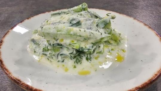 Sallatë me kastravec dhe kos nga zonja Albana