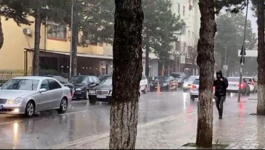 Kukësi nën reshje të forta shiu dhe breshëri, ngadalësohet qarkullimi në qytet