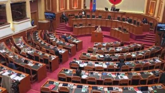 Zbrazet Kuvendi, deputetët ‘firojnë’ njëri pas tjetrit