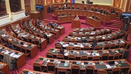 Zbrazet Kuvendi, deputetët ‘firojnë’ njëri pas tjetrit (VIDEO)