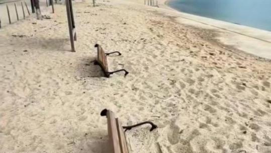 Era e fortë mbush me rërë shëtitoren e Himarës, mbulohen stolat dhe hapësirat ku kalojnë qytetarët