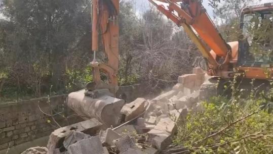 Vlorë/ Vijon aksioni për lirimin e kanaleve, prishen muret e ndërtuara mbi kolektorët e ujërave të larta