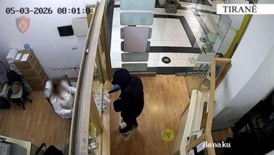 VIDEOLAJM/ Grabitja e pikës së këmbimit valutor, pamje nga momenti kur autori me armë në dorë terrorizon punonjësen dhe merr paratë