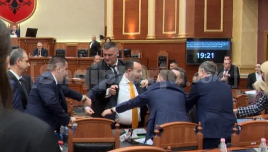 Report TV siguron pamjet e sherrit në Kuvend, momenti kur Klevis Balliu tenton të godasë me grusht Taulant Ballën (VIDEO)