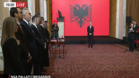 Pas votimit mes kaosit në Kuvend, nis betimi i ministrave përpara presidentit të Republikës