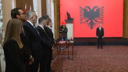 Ministrat e rinj dhe Koçiu nisin punën, betohen përpara presidentit Begaj! Dje u votëbesuan në Kuvend mes kaosit të PD