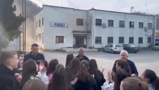 Plagosja me thikë në shkollë, nxënësit protestojnë para komisariatit në Delvinë: Situatë e përsëritur, nuk është ndërhyrë në kohë