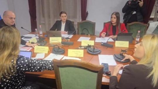 “Kemi numrin 0900”/ Pas sherrit në Kuvend, nxehen gjakrat edhe në Komisionin e Jashtëm! Zhupa: Distancohuni! Hasani i kërkon ndjesë Vokshit