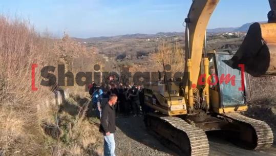 Klos/ Banorët e Kurdarisë përzënë mjetet e firmës që do të ndërtojë HEC në ‘Përroin e Lusës’: Do të rezistojmë deri në vdekje
