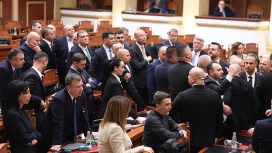 VIDEO e re nga përplasja mes PS e PD, deputetët demokratë me fjalor vulgar në Kuvend