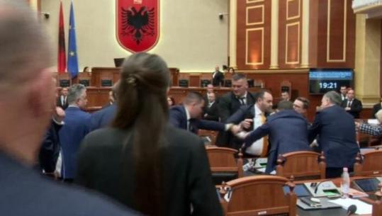 ‘Bllokuan foltoren dhe përdorën gjuhë të papërshtatshme’- PS kërkon përjashtimin e Bardhit dhe Klevis Balliut nga Kuvendi, shkak sherri me Ballën