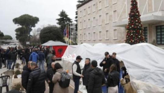 Adriatik Lapaj paralajmëron ngritjen e çadrave para Kryeministrisë: Prokuroria tha se është e drejtë Kushtetuese