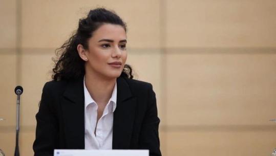 ‘Kryesia i merr vesh vendimet nga media', dorëhiqet sekretarja e marrëdhënieve me publikun e PD: Partia funksionon brenda një rrethi të ngushtë njerëzish