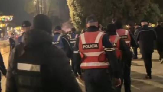 Lapaj vendosi sot një çadër kampingu para Kryeministrisë, Policia 'ia sekuestron'! I merr protestuesve edhe karriget e pankartat