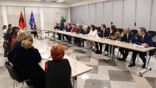 Mori sot zyrtarisht detyrën e ministrit të Jashtëm, Ferit Hoxha: Dosja e parë në tryezën time, përditësimi me situatën e sigurisë në Lindjen e Mesme