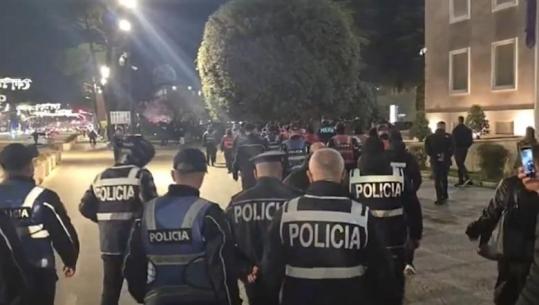 Lapaj vendosi sot një çadër kampingu para Kryeministrisë, Policia 'ia sekuestron'! I merr protestuesve edhe karriget e pankartat