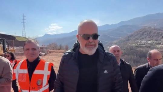 LIVE TV - U hap pas 11 ditëve bllokim, Rama inspekton aksin provizor Librazhd-Prrenjas: Tollovia, perversitet i madh! Plagë që helmoi opinionin publik