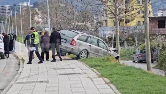 Aksident në Vlorë/ Pas përplasjes, dy mjetet dalin nga rruga, një i lënduar