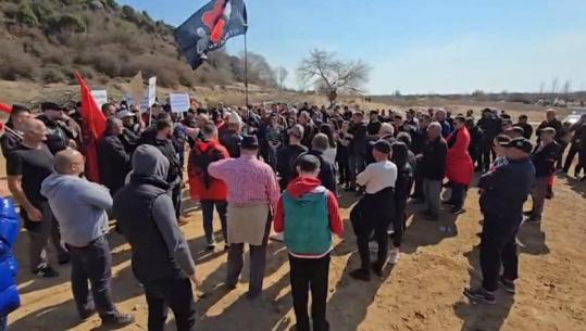 Banorët e Rrjollit 37 ditë protestë kundër ndërtimit të resortit të Bashkim Ulajt: S’i lëshojmë tokat tona, të ndalohen punimet deri sa të ‘flasë’ gjykata
