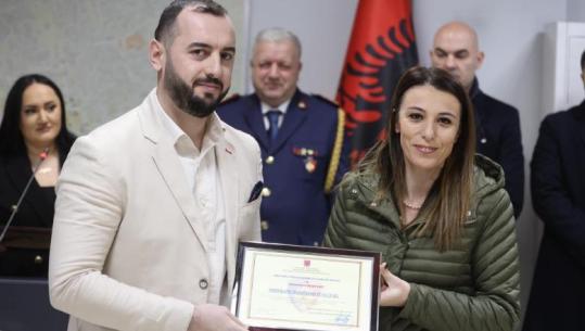 Sot u arrestua si përfshirë në grupin e Inez Hajrullës, FOTO kur polici Rezart Kuçi vlerësohej për ‘shërbime të dalluara’