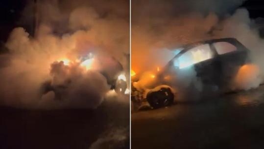 Përfshihet nga flakët makina në Ravonik të Korçës, automjeti shkrumbohet plotësisht