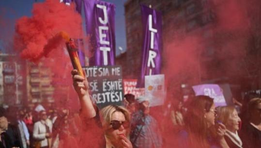 “Për jetë me dinjitet”- Protestë në Prishtinë, kërkohet barazi dhe drejtësi për gratë